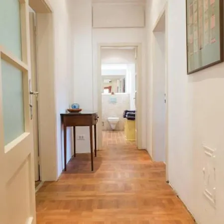 Center Townhouse & Loft Apartment